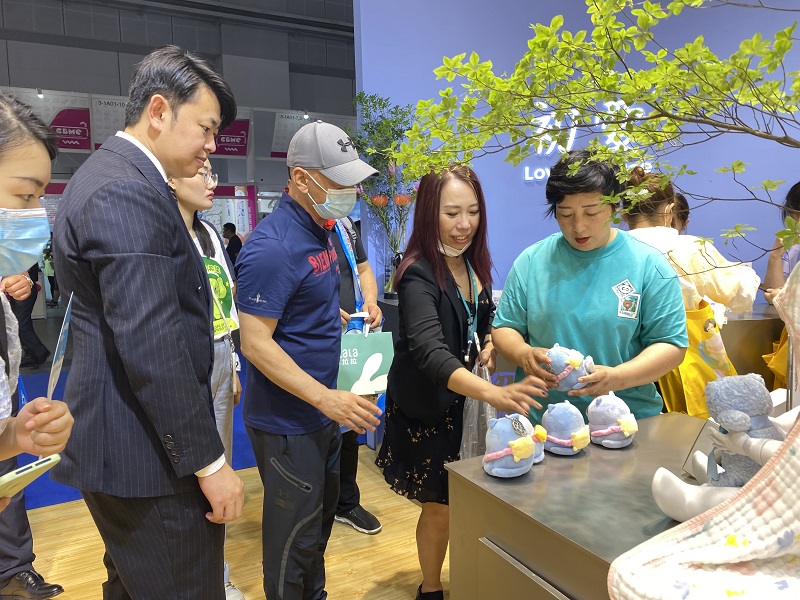 1626487999147460.jpg 郑淑与绒言绒语团队在展会现场 小.jpg