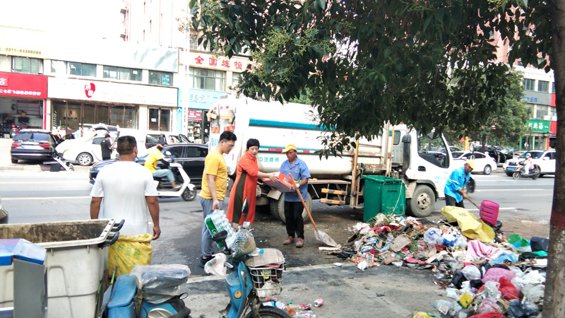 1627612812474212.jpg 郑淑带领公司员工为在一线救援、清障的工人送去饮料等物资.jpg