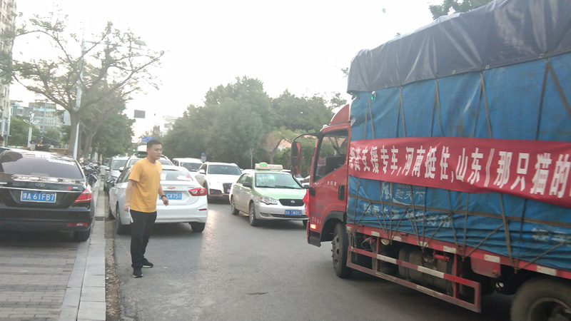 1627612844943664.jpg 绒言绒语志愿者在为物资车辆做向导.jpg