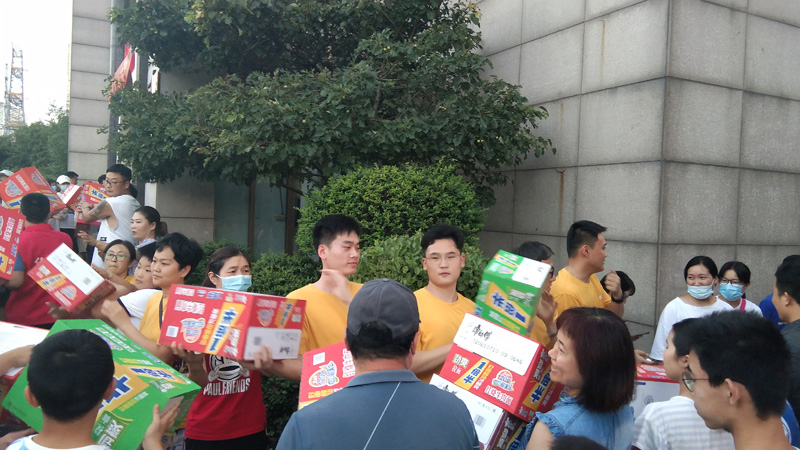 1627612851860931.jpg 绒言绒语志愿者在搬运物资.jpg